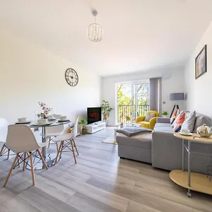 Ash View Place 3 -heathrow - Thorpe Park - Free Parking Apartment