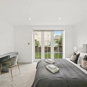Drake House 3 In - Free Parking - Heathrow - Thorpe Park Holiday home